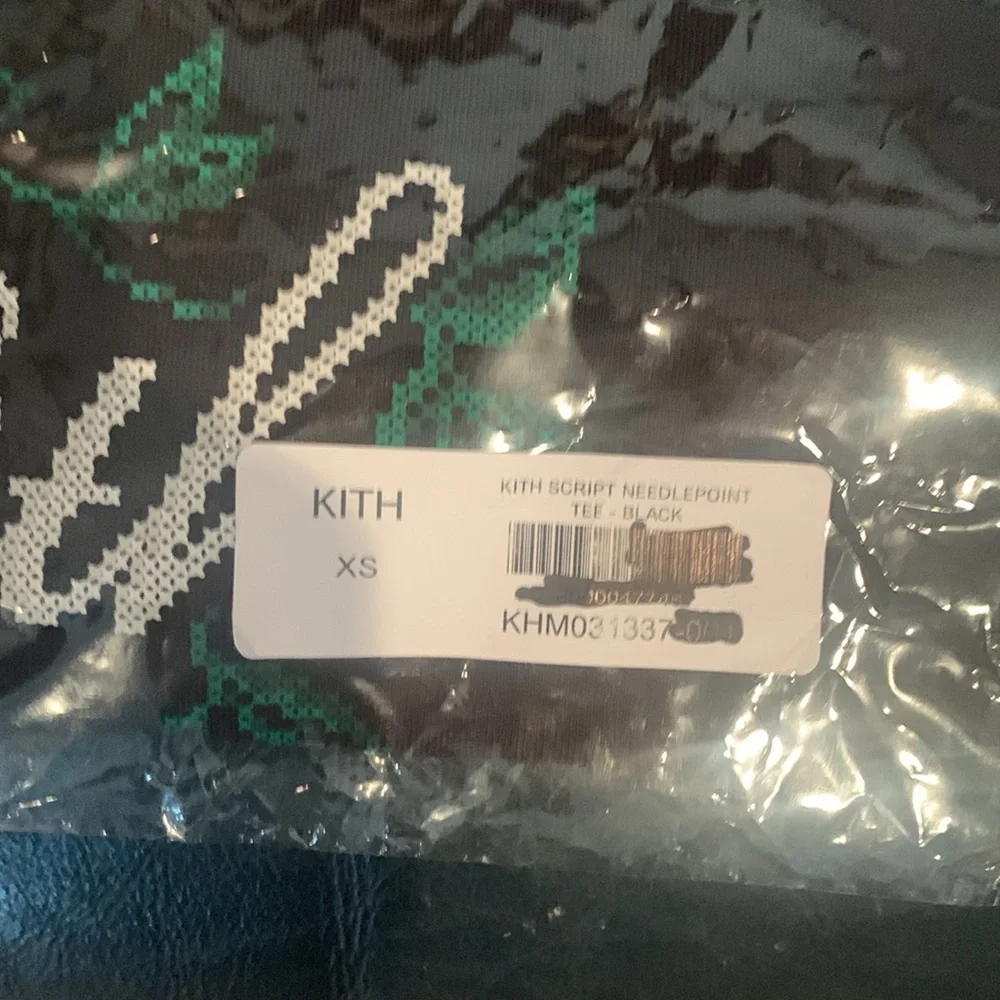 Kith script needlepoint tee-black - Picture 3 of 4